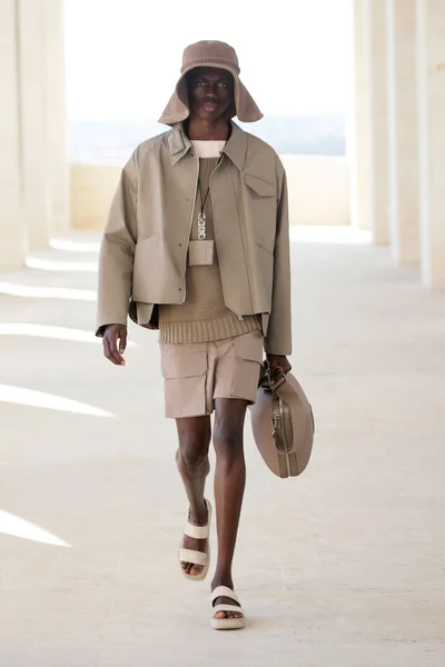 Look 16
